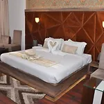 Fabhotel The Shelton