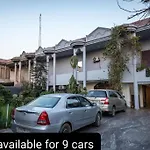 De Manora Homes - Unpretentious Hotel With A Garden , Posh Area Ranjit Avenue