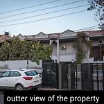 De Manora Homes - Unpretentious Hotel With A Garden , Posh Area Ranjit Avenue