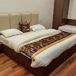 De Manora Homes - Unpretentious Hotel With A Garden , Posh Area Ranjit Avenue