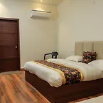 De Manora Homes - Unpretentious Hotel With A Garden , Posh Area Ranjit Avenue