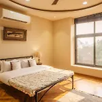 Stayvista\'S Velvet Whisper - Urban Retreat With Contemporary Decor, Cozy Balcony & Lawn