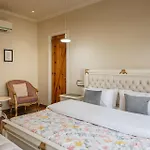 Stayvista\'S Velvet Whisper - Urban Retreat With Contemporary Decor, Cozy Balcony & Lawn