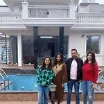 Greystone Villa, Swiming Pool , Bbq , Big Garden, Pool Table, Party Speaker, Bathtub, Kitchen, 15Mins To Golden Temple