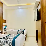 Hotel White And Restaurant 300 Mtr From Golden Temple