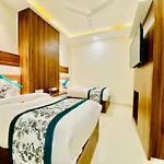 Hotel White And Restaurant 300 Mtr From Golden Temple