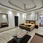 Ankhi\'S Villa With Parking