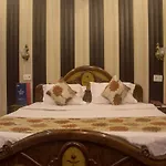Oyo 6370 Hotel Golden Woods