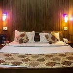 Oyo 6370 Hotel Golden Woods