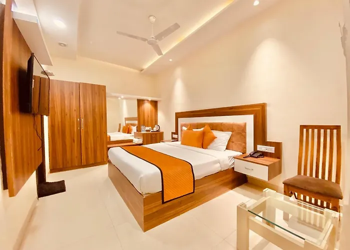 Hotel White And Restaurant 300 Mtr From Golden Temple