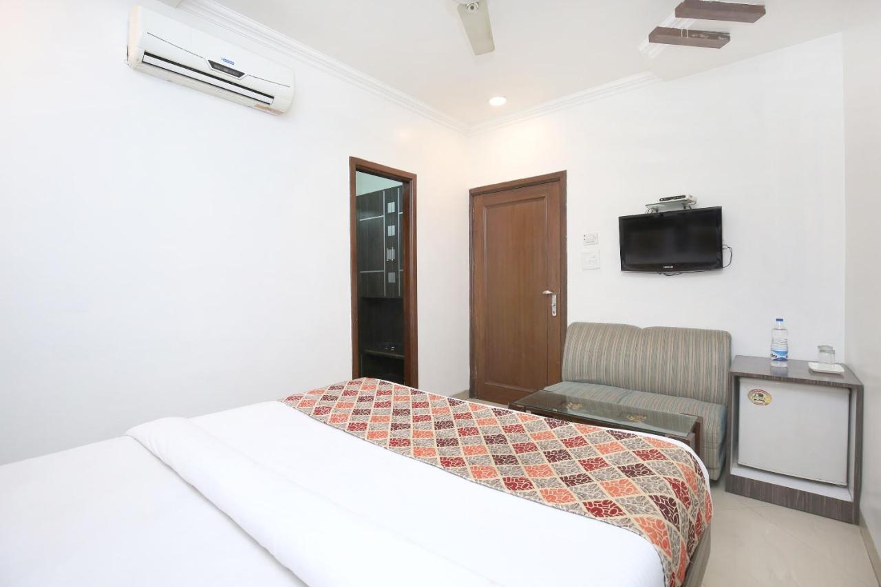 Oyo 14555 Kay Aar Regency
