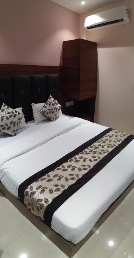 Anchit - Walking Distance To Golden Temple 3*