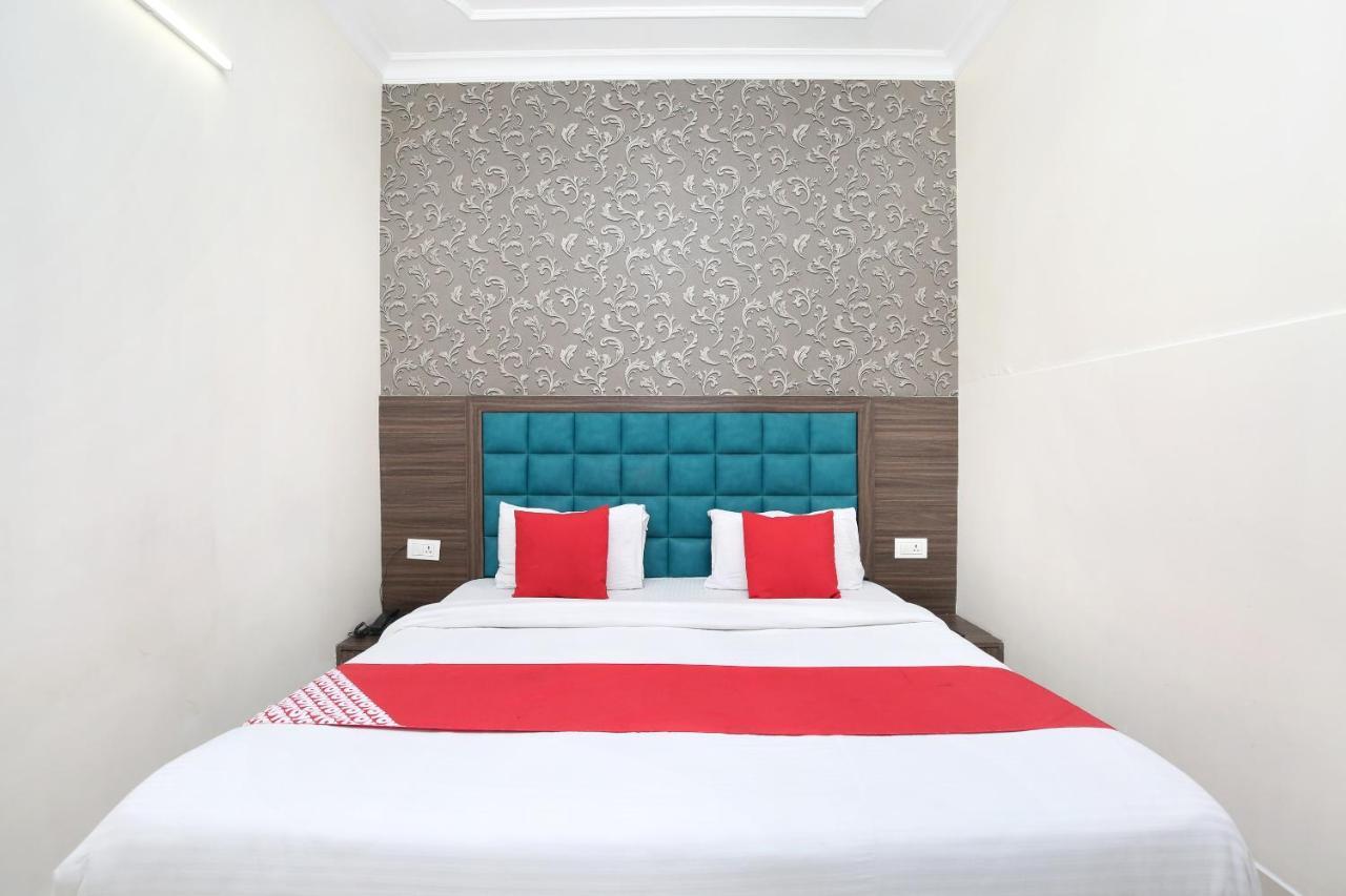 Oyo 12354 Sangreela Hotel 3*