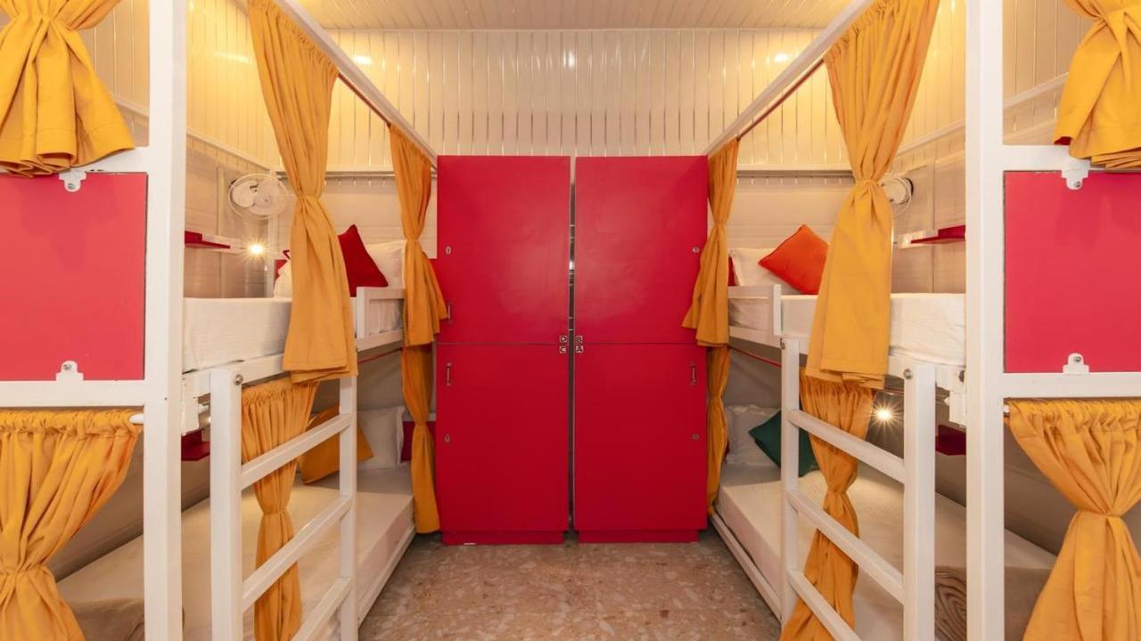 Hostel Madpackers Bunks, Rooms, & Community