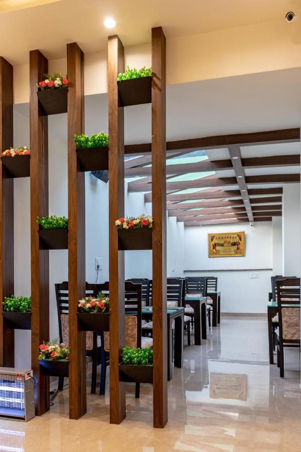 Hotel De Manora Homes - Unpretentious With A Garden , Posh Area Ranjit Avenue 4*