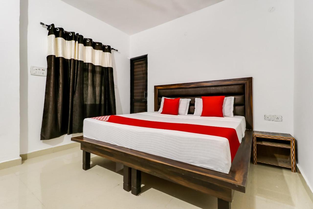 Oyo 40405 Second Hotel 3*