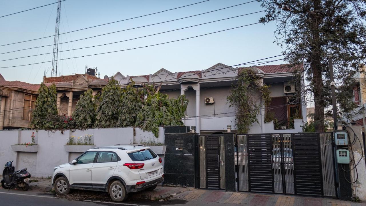 De Manora Homes - Unpretentious With A Garden , Posh Area Ranjit Avenue Hotel 4*