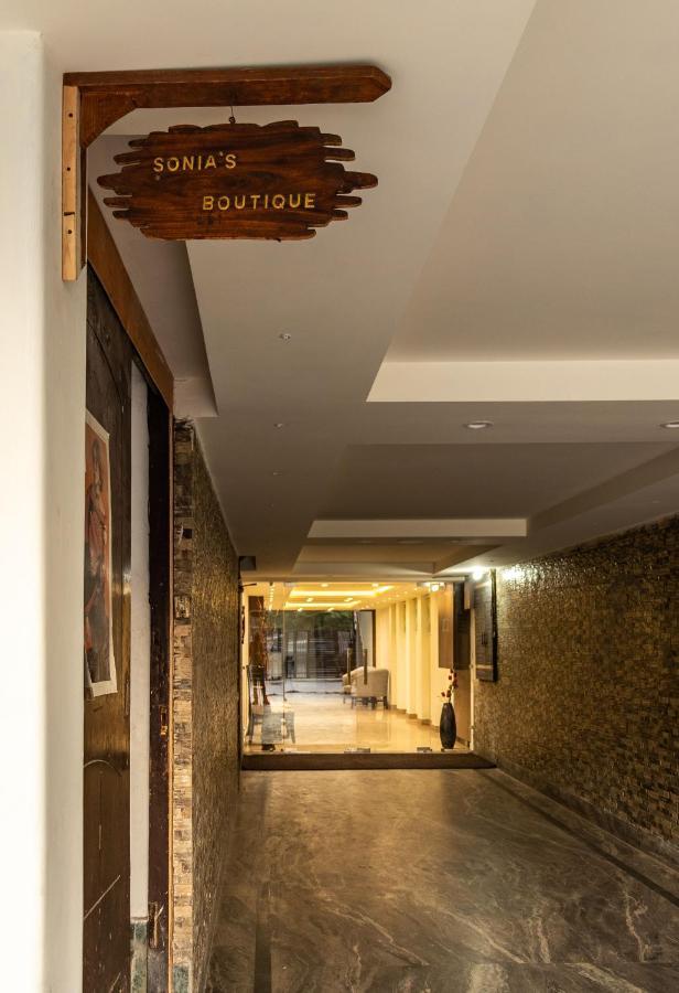 De Manora Homes - Unpretentious With A Garden , Posh Area Ranjit Avenue