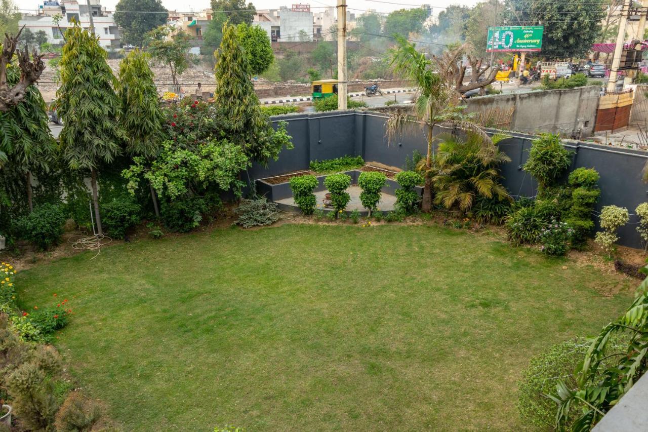 De Manora Homes - Unpretentious With A Garden , Posh Area Ranjit Avenue Hotel 4*