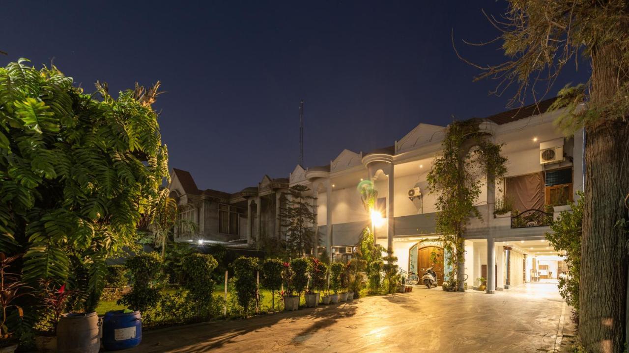De Manora Homes - Unpretentious With A Garden , Posh Area Ranjit Avenue