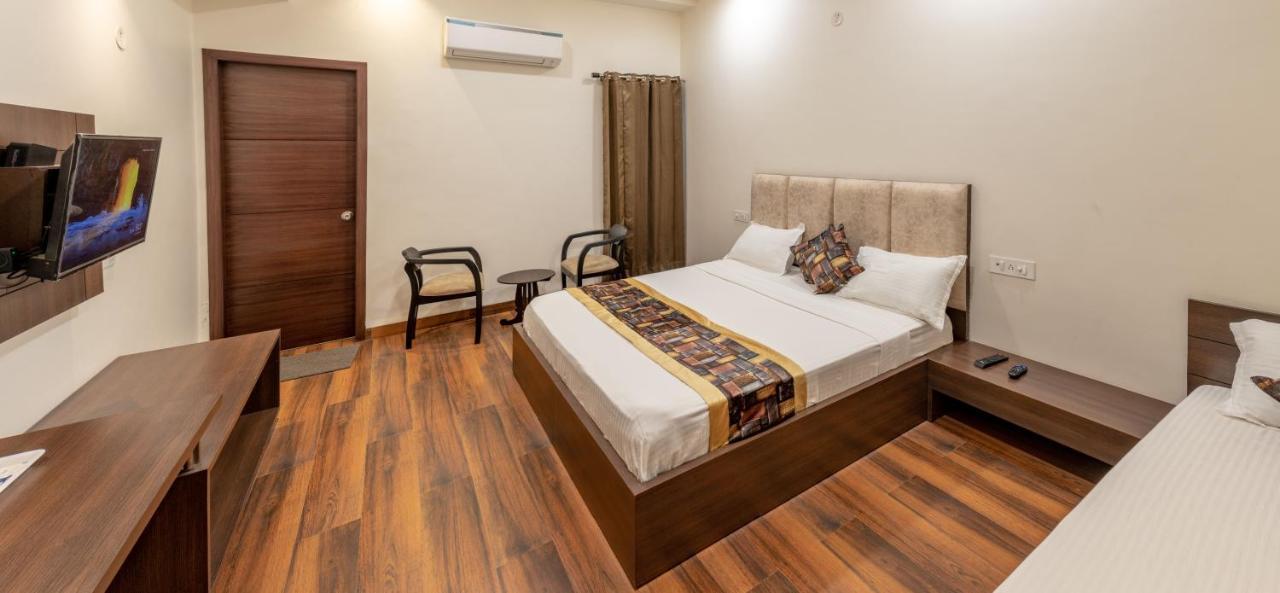 De Manora Homes - Unpretentious With A Garden , Posh Area Ranjit Avenue Hotel