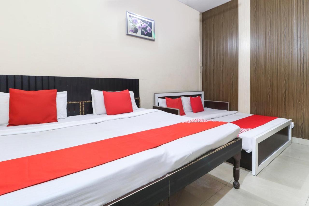 Oyo 12259 Radha Krishan Hotel
