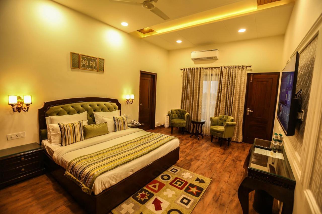 Housewood Villas *