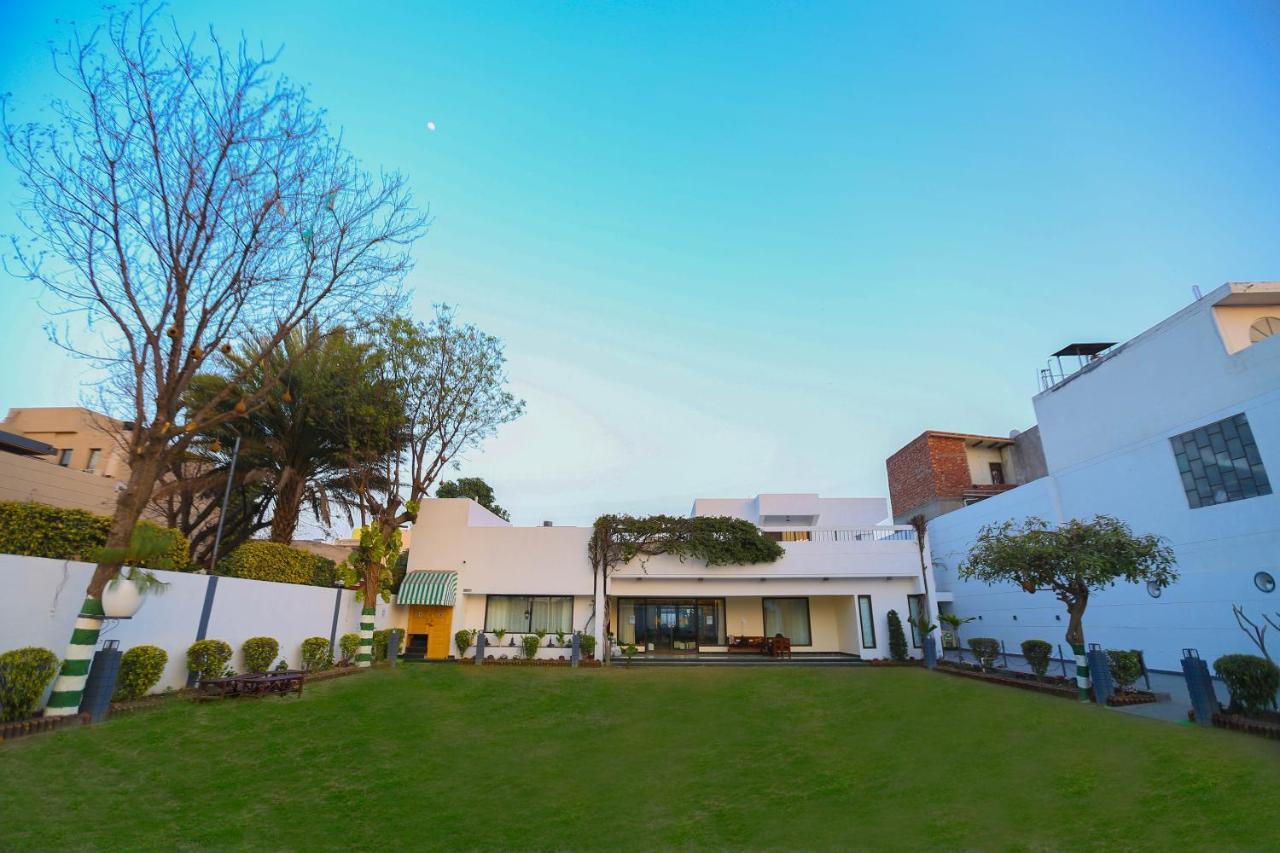 Housewood Villas *