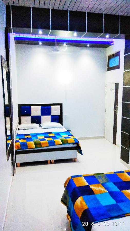 Revoli Walking Distance From Golden Temple Hotel