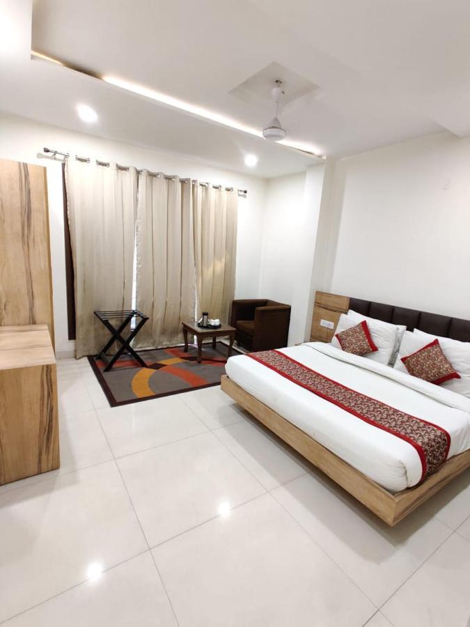 Super Collection O Near Railway Station Hotel 3*