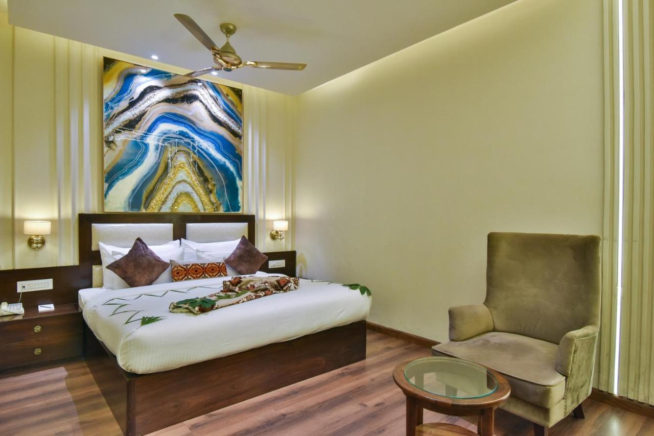 Hotel Br Grand With Nimo Club -5 Mint From Golden Temple 4*