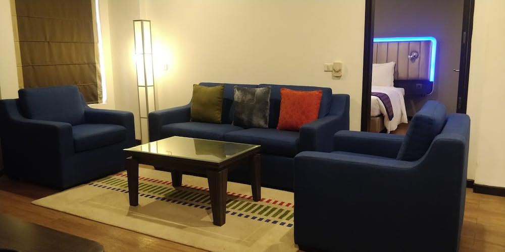 Park By Radisson Airport Hotel