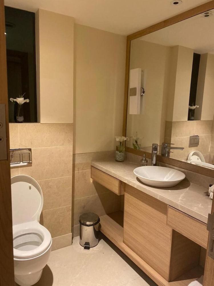 Hotel Golden Sarovar Portico