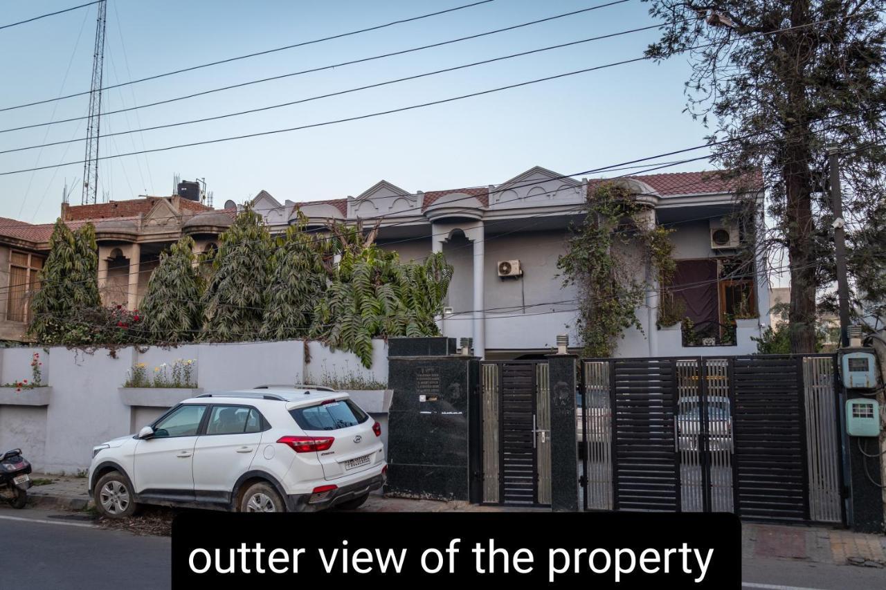 De Manora Homes - Unpretentious With A Garden , Posh Area Ranjit Avenue 4* Amritsar