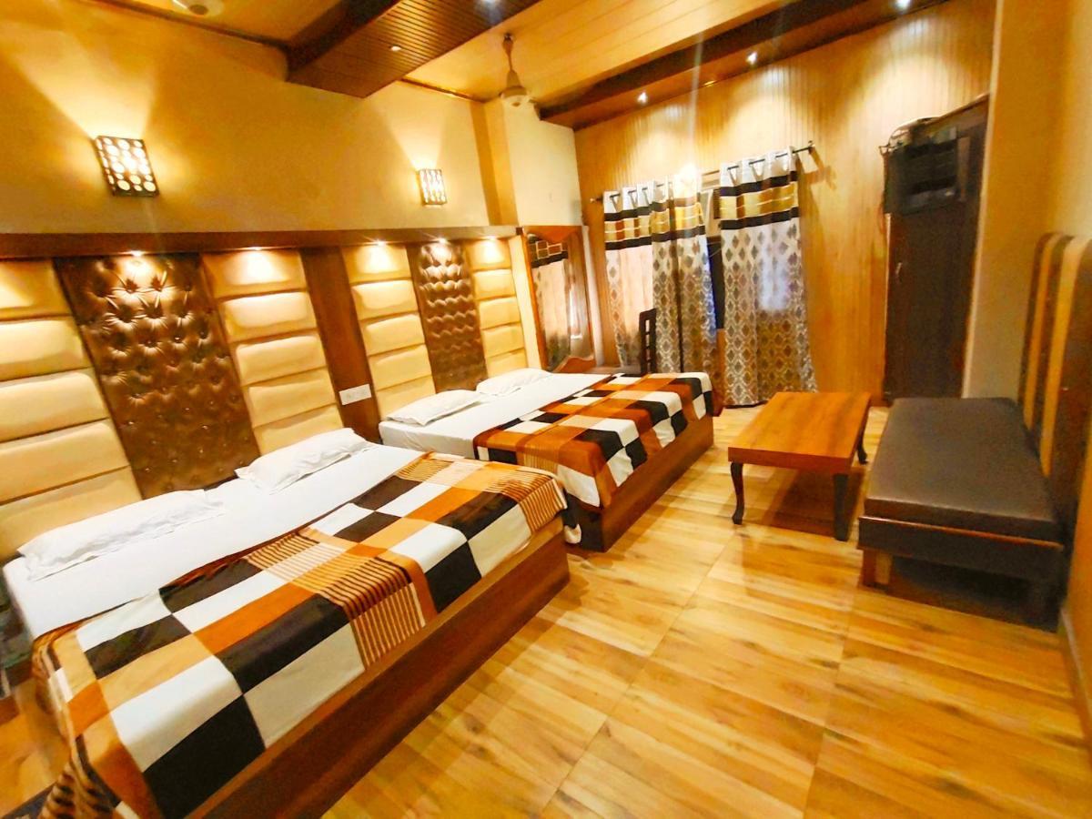 Revoli Walking Distance From Golden Temple Hotel