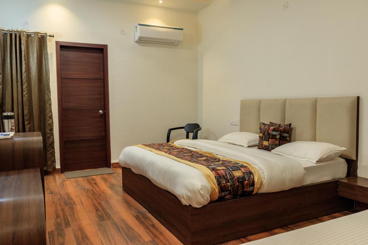 Hotel De Manora Homes - Unpretentious With A Garden , Posh Area Ranjit Avenue 4*