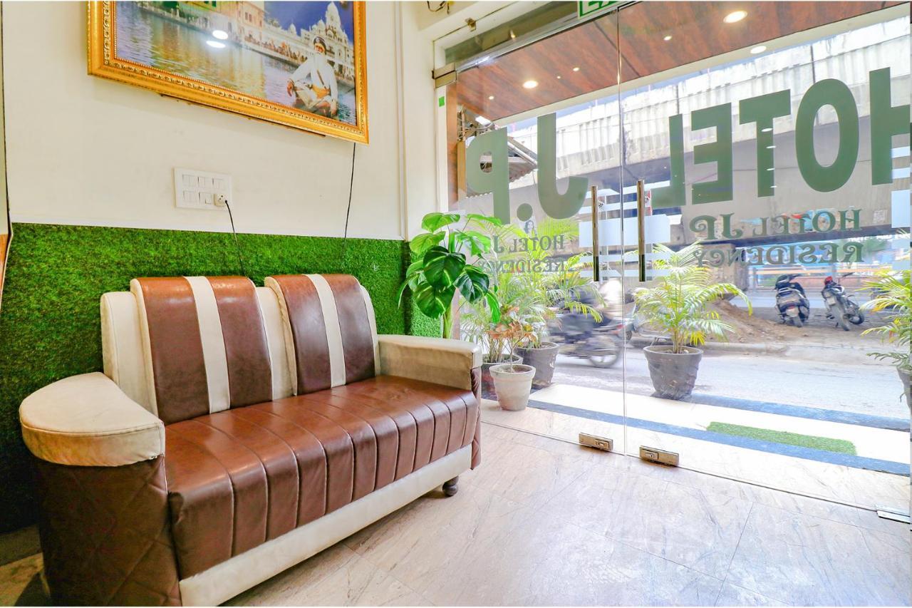 Hotel Fabhotel Jp Residency