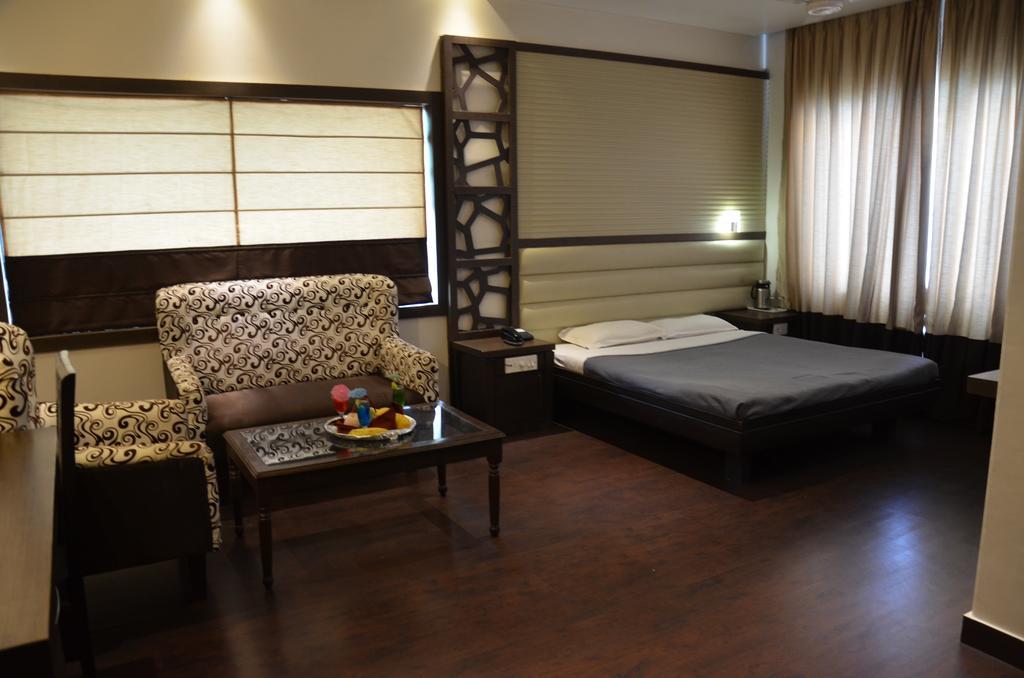 Hotel Raj Continental 3*
