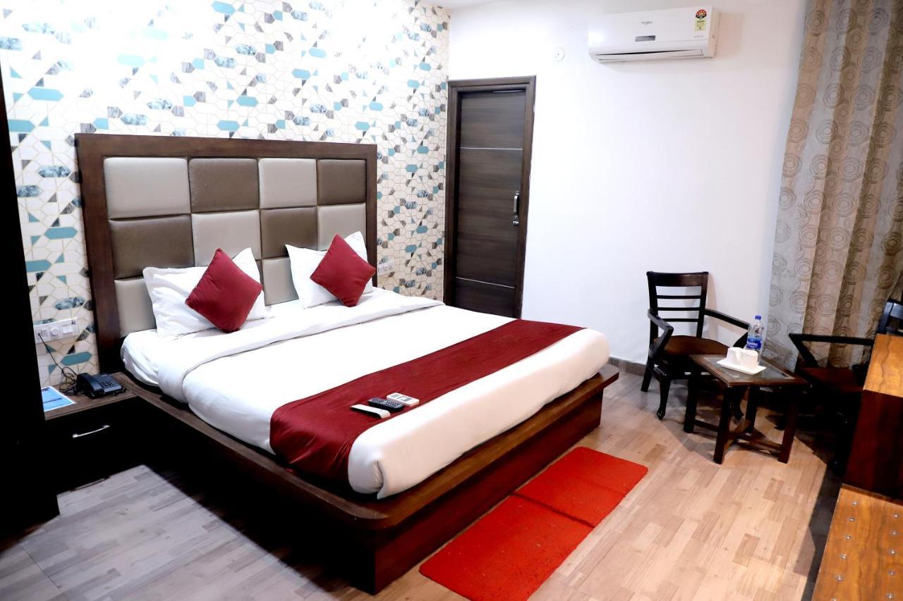 Hollywood Heights Near Railway Station 3*