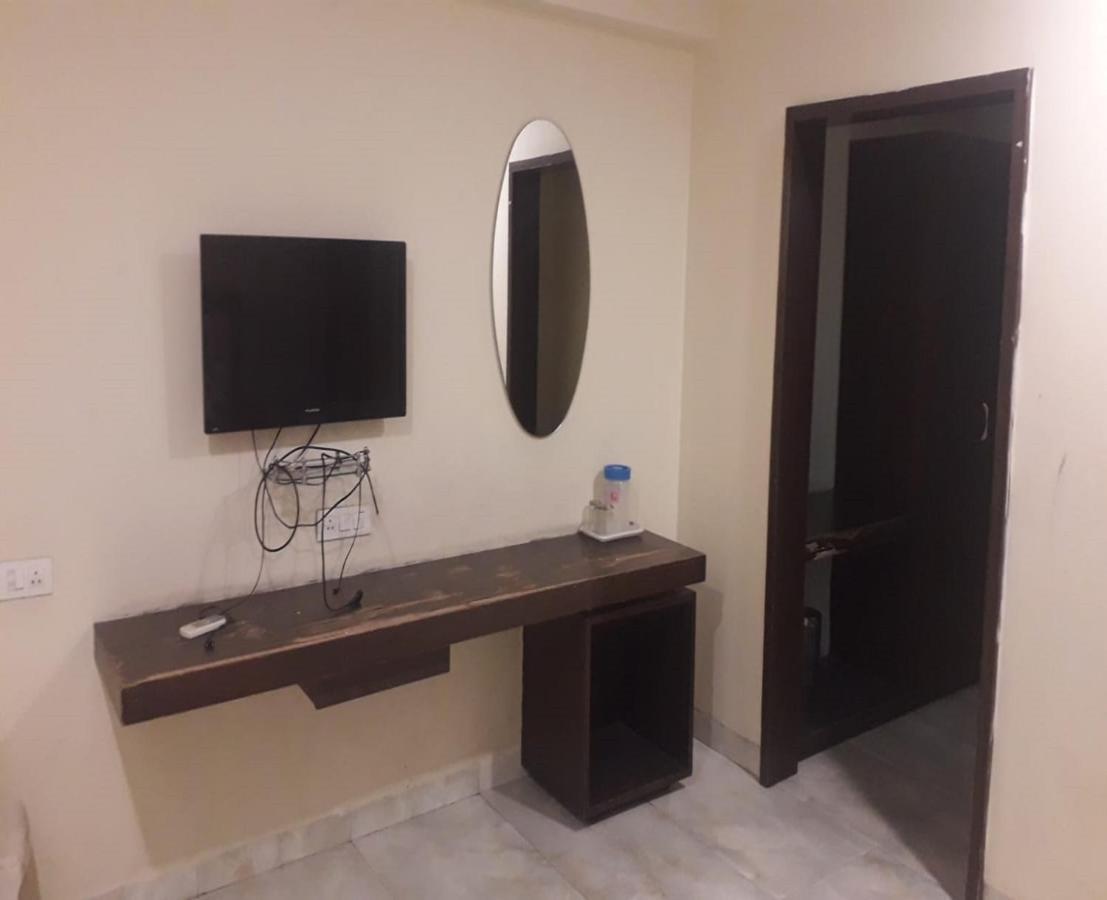 Raj Palace, Hotel