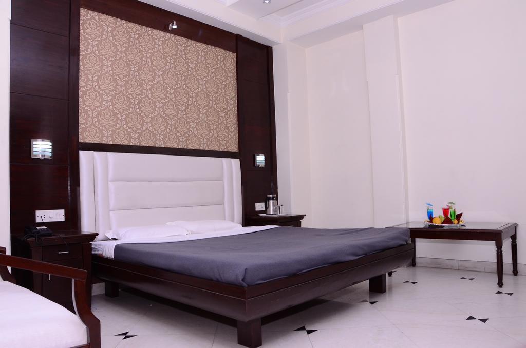 Raj Continental Hotel 3*