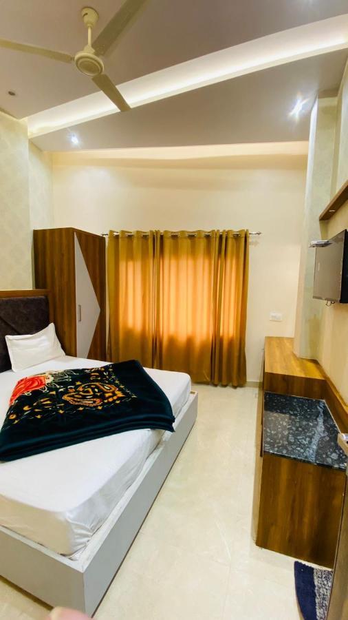 Hotel, Homestay *