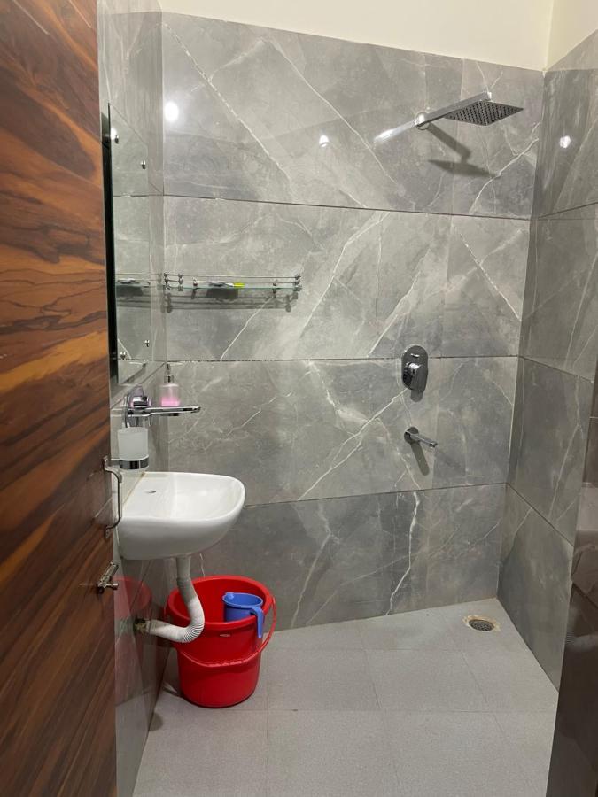Comforts 500m From Airport Guest house