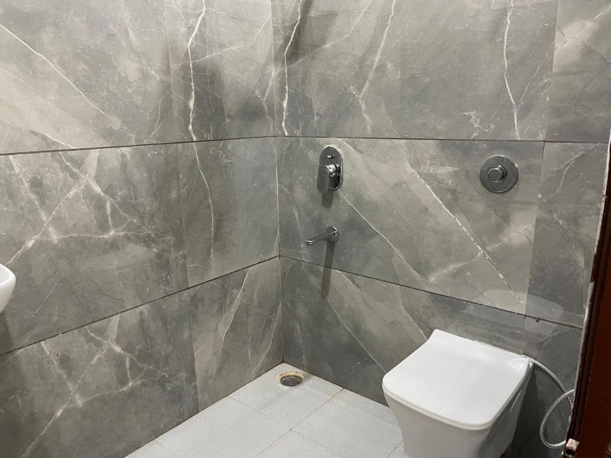Comforts 500m From Airport *