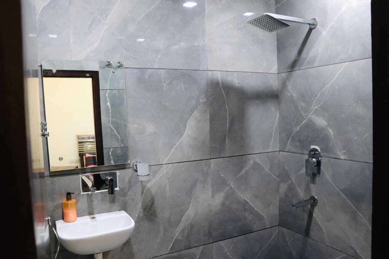 Comforts 500m From Airport Guest house *