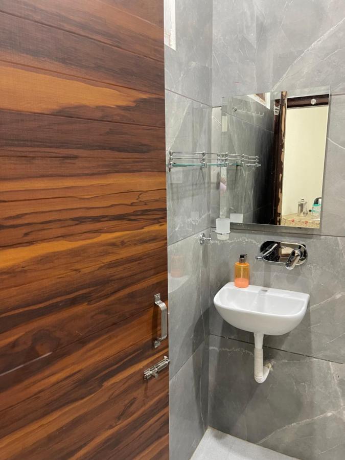 Comforts 500m From Airport