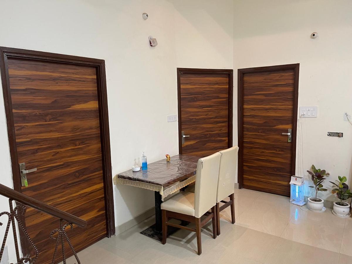 Comforts 500m From Airport Amritsar