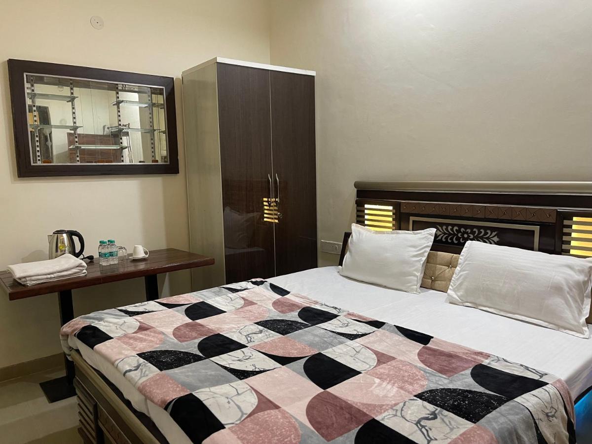 Comforts 500m From Airport Amritsar