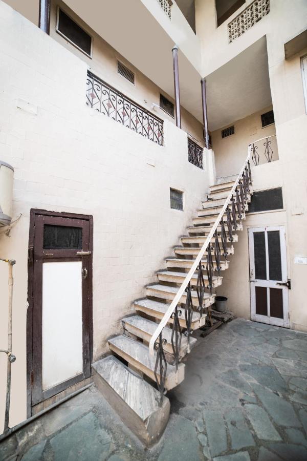 Raj Hotel *