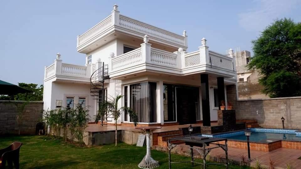 Greystone Villa: Luxurious Retreat With Pool And Entertainment Villa *
